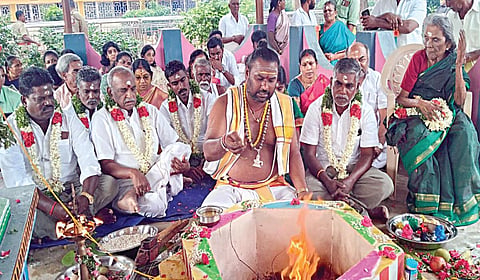 பசும்பொன் தேவர் நினைவிடத்தில் நேற்று நடைபெற்ற யாகசாலை பூஜையில் பங்கேற்ற மத்திய முன்னாள் அமைச்சர் பொன்.ராதாகிருஷ்ணன் உள்ளிட்டோர்.
