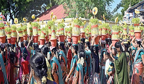 பசும்பொன் முத்​து​ராமலிங்​கத் தேவர் நினைவிடத்துக்கு நேற்று முளைப்பாரி எடுத்துக் கொண்டு ஊர்வலமாக வந்த பெண்கள். | படம்: எல்.பாலச்சந்தர் |