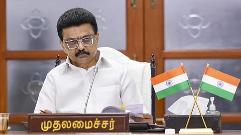 சிக்கனமாக செலவு செய்து அஞ்சலகத்தில் சேமிப்போம்: உலக சிக்கன தினத்தில் முதல்வர் அறிவுரை