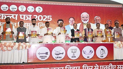 பிஹாரில் 125 யூனிட் வரை இலவச மின்சாரம், ரேஷன்: ஒரு கோடி பேருக்கு வேலைவாய்ப்பு - என்டிஏ தேர்தல் அறிக்கையில் உறுதி