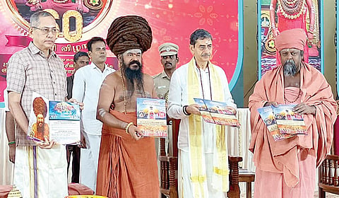 தருமபுரம் ஆதீனம் 27-வது குருமகா சந்நிதானம் கயிலை ல மாசிலாமணி தேசிக ஞானசம்பந்த பரமாச்சாரிய சுவாமிகளின் மணி விழாவையொட்டி நேற்று நடைபெற்ற மாநாட்டில் விழா மலரை ஆளுநர் ஆர்.என்.ரவி வெளியிட, தவத்திரு குன்றக்குடி பொன்னம்பல அடிகளார் உள்ளிட்டோர் பெற்றுக் கொண்டனர். | படம்: வீ.தமிழன்பன் |