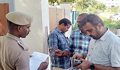 கரூர் சுற்றுலா மாளிகையில் சிபிஐ விசாரணைக்கு நேற்று ஆஜராக வந்த வேலுசாமிபுரம் வர்த்தகர்கள்.