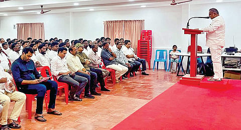 பனையூரில் நடந்த தவெக மக்கள் பாதுகாப்பு படை பயிற்சி  ஆலோசனைக் கூட்டத்தில் பேசுகிறார் ஆனந்த்.