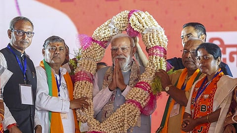 பிஹார் சட்டப்பேரவைக்கான முதல்கட்டத் தேர்தல் வரும் 6-ம் தேதி நடைபெறவுள்ளது. இந்த நிலையில் அரசியல் கட்சிகள் அனல் பறக்கும் பிரச்சாரத்தில் ஈடுபட்டுள்ளன. கதிஹாரில் என்டிஏ கூட்டணி சார்பில் நேற்று ஏற்பாடு செய்யப்பட்டிருந்த பொதுக்கூட்டத்தில் பங்கேற்க வந்த பிரதமர் நரேந்திர மோடிக்கு மாலை அணிவித்து கவுரவித்த பாஜகவினர்.படம்: பிடிஐ