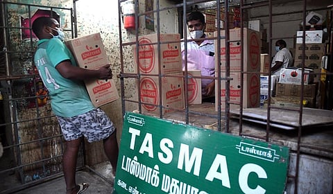 விற்பனை விவரம், கணக்கில் செலுத்திய தொகை இடையே மாறுபாடு இருந்தால் பணியாளர்கள் மீது நடவடிக்கை: டாஸ்மாக் நிர்வாகம் எச்சரிக்கை