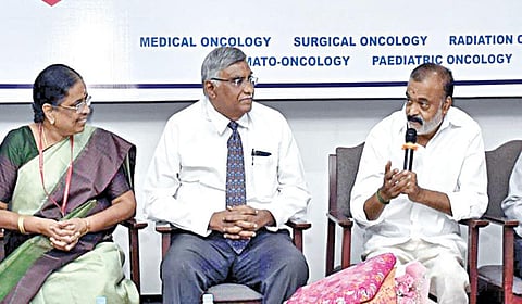ராமச்சந்திரா உயர் கல்வி மற்றும் ஆராய்ச்சி நிறுவனத்தில் புற்றுநோய் சிகிச்சைக்கான ஒருங்கிணைந்த சிறப்பு மையத்தை, நிறுவனத்தின் வேந்தர் வி.ஆர்.வெங்கடாசலம் தலைமையில் அடையாறு புற்றுநோய் மையத்தின் துணை செயல் தலைவரும், புற்றுநோய் அறுவை சிகிச்சை நிபுணருமான மருத்துவர் எப்.ஹேமந்த் ராஜ் தொடங்கி வைத்தார்.