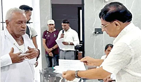 ரூ.90 லட்சம் கொடுத்து கடன் களங்கத்தில் இருந்து 290 ஏழை விவசாயிகளை மீட்ட சூரத் தொழிலதிபர்