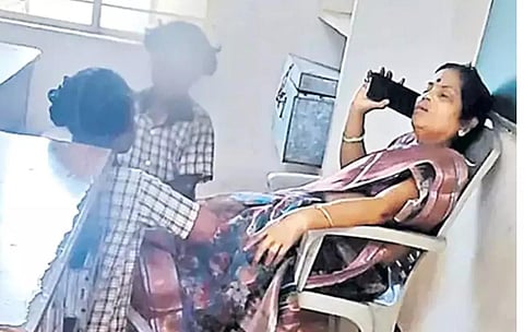 மாணவிகளை கால் பிடிக்கச் சொன்ன அரசு ஆசிரியை சஸ்பெண்ட்