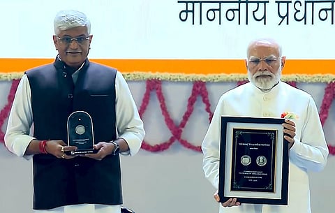 வந்தே மாதரம் தேசிய பாடலின் 150-வது ஆண்டு நிறைவு: சிறப்பு அஞ்சல் தலை வெளியிட்டார் பிரதமர்