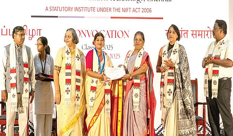 படைப்புகளில் தனித்துவம் மிளிர வேண்டும்: மாணவர்களுக்கு கைத்தறி துறை செயலர் அறிவுறுத்தல்