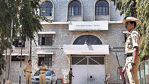 கொலை, பலாத்கார, தீவிரவாத குற்றவாளிகள் பெங்களூரு சிறையில் சொகுசு வாழ்க்கை
