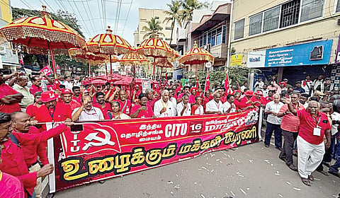 சிஐடியு தொழிற்சங்க மாநில மாநாட்டு நிறைவையொட்டி கோயம்புத்தூரில் நேற்று நடைபெற்ற பேரணியில் பங்கேற்றோர்.