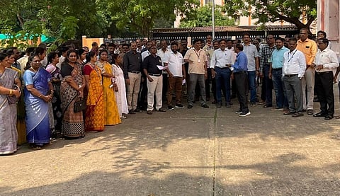 சிதம்பரம் அண்ணாமலை பல்கலை ஆசிரியர்கள் கூட்டமைப்பினர் உள்ளிருப்பு போராட்டம்