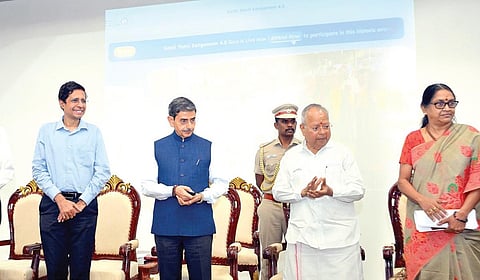 சென்னை ஐஐடி வளாகத்தில் `காசி தமிழ் சங்கமம் 4.0' குறித்த விளக்க நிகழ்ச்சியை  ஆளுநர் ஆர்.என்.ரவி நேற்று தொடங்கி வைத்தார். இதில் சென்னை ஐஐடி இயக்குநர் காமகோடி, மத்திய செம்மொழி தமிழாய்வு நிறுவன துணைத் தலைவர் சுதா சேஷையன், நிறுவன இயக்குநர் சந்திரசேகரன், தொழிலதிபர் நல்லி குப்புசாமி உள்ளிட்டோர் பங்கேற்றனர்.