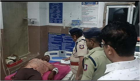 ரவுடி சதீஸ்குமாரால் அரிவாளால் வெட்டப்பட்டதாக கூறப்படும் ஸ்ரீரங்கம் காவல் நிலைய காவலருக்கு ஆறுதல் சொல்லும் மாநகர ஆணையர் காமினி.