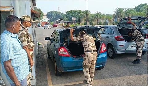 படவிளக்கம்: கல்பாக்கம் அணுமின் நிலையம், ஆராய்ச்சி மைய வளாகத்தின் நுழைவு வாயில் பகுதியில் தீவிர வாகன சோதனையில் ஈடுபட்ட மத்திய தொழிலக பாதுகாப்பு படை வீரர்கள்.