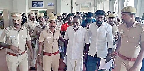 கடலூர் மாவட்டம் கீழ்அருங்குணம் ஊராட்சித் தலைவர் கொலை வழக்கில் ஆயுள் தண்டனை பெற்ற 10 பேரையும், கடலூர் மத்திய சிறைக்கு போலீஸார் அழைத்துச்  சென்றனர்.