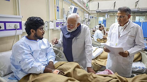 டெல்லி குண்டுவெடிப்பில் காயம் அடைந்தவர்கள் எல்என்ஜேபி மருத்துவமனையில் சிகிச்சை பெற்று வருகின்றனர். அவர்களை பிரதமர் நரேந்திர மோடி நேற்று சந்தித்து உடல்நலம் குறித்து கேட்டறிந்தார்.