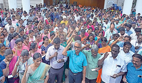 தமிழ்நாடு தலைமைச் செயலக சங்கம் சார்பில், பழைய ஓய்வூதிய திட்டத்தை அமல்படுத்தக் வலியுறுத்தி, கோரிக்கை முழக்க கூட்டம் மதிய இடைவேளையில் தலைமைச் செயலக வளாகத்தில் நேற்று நடத்தினர். இதில் சிலர் தேர்தல் வாக்குறுதிகளை நிறைவேற்றக்கோரி எதிர் கோஷமிட்டனர். | படம்: ம.பிரபு  |