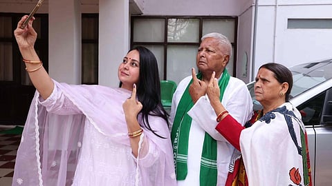 பிஹார் தோல்வி எதிரொலி: அரசியலையும் குடும்பத்தையும் விட்டு விலகுவதாக லாலு மகள் ரோகிணி அறிவிப்பு
