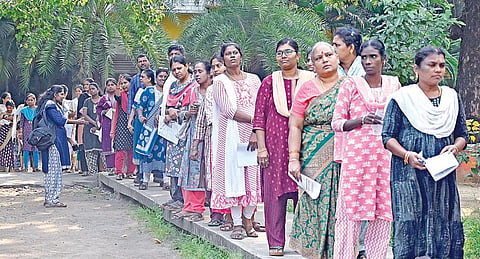 இடைநிலை ஆசிரியர்களுக்கான ஆசிரியர் தகுதித்தேர்வு (தாள்-1) வேப்பேரியில் உள்ள பள்ளியில் நேற்று நடைபெற்றது. அங்கு தேர்வெழுத வந்தவர்கள் நீண்ட வரிசையில் காத்திருந்தனர்.படம்: ம.பிரபு