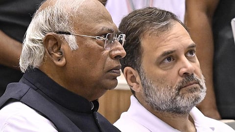 பிஹார் சட்டப்பேரவைத் தேர்தலில் காங்கிரஸ் தோல்வி: கார்கேவுடன் ராகுல் காந்தி ஆலோசனை