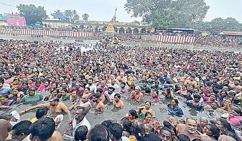 மயிலாடுதுறை காவிரி துலாக்கட்டத்தில் நேற்று நடைபெற்ற கடைமுக தீர்த்தவாரியில் புனித நீராடிய பக்தர்கள்.