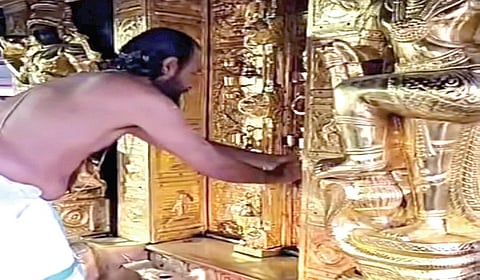சபரிமலை  கோயிலில் மண்டல வழிபாட்டுக்காக நடையை திறந்து வைத்த மேல்சாந்தி அருண்குமார் நம்பூதிரி.