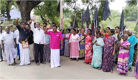 எஸ்ஐஆர்-க்கு எதிர்ப்பு: சாத்தூர் கிராம மக்கள் கருப்புக்கொடி ஏந்தி போராட்டம்