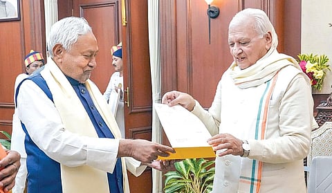 பிஹார் முதல்வர் நிதிஷ் குமார் நேற்று ஆளுநர் ஆரிப் முகமது கானை சந்தித்து இப்போதைய சட்டப்பேரவையை கலைப்பதற்கான பரிந்துரையை சமர்ப்பித்தார்.படம்: பிடிஐ