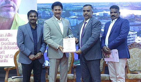 திருச்சி தேசியக் கல்லூரியில் நேற்று நடைபெற்ற முனைவர் பட்ட ஆராய்ச்சிக்கான வாய்மொழித் தேர்வின் முடிவில் அமைச்சர் அன்பில் மகேஸ் பொய்யாமொழிக்கு முனைவர் பட்ட சான்றிதழை வழங்கிய புறத்தேர்வு பேராசிரியர் 
எஸ். திருமலைக் குமார்.
