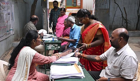 சென்னையில் அனைத்து வாக்குச்சாவடிகளிலும் இன்று ​முதல் நவ.25 வரை வாக்காளர் உதவி மையம் செயல்படும்: தேர்தல் அதிகாரி தகவல்