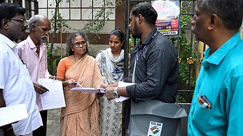 எஸ்ஐஆர் பணிகள் புறக்கணிப்பு: தேர்தல் ஆணையத்துக்கு விடுக்கப்படும் மறைமுக மிரட்டல் - பாஜக சாடல்