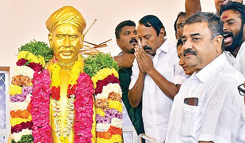 நெல்லையில் நேற்று வஉசி சிலைக்கு மரியாதை செலுத்திய செங்கோட்டையன். | படம்: மு.லெட்சுமி அருண் |
