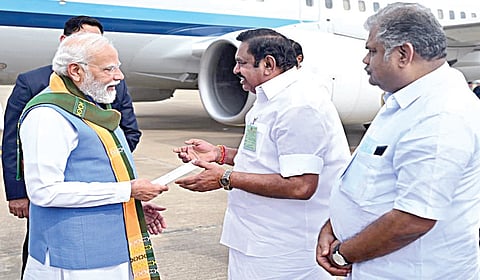 கோவை விமான நிலையத்தில் நேற்று பிரதமரை வரவேற்ற அதிமுக பொதுச் செயலாளர் பழனிசாமி, பல்வேறு கோரிக்கைகள் அடங்கிய மனுவை பிரதமரிடம் வழங்கினார். உடன், தமாகா தலைவர் ஜி.கே.வாசன்.