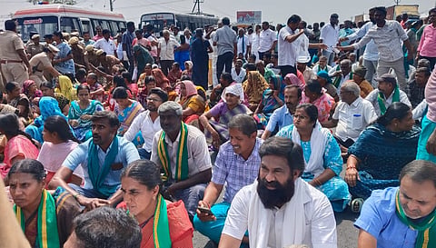 கரூர் வெண்ணெய்மலையில் போராட்டம் நடத்தியவர்கள்
