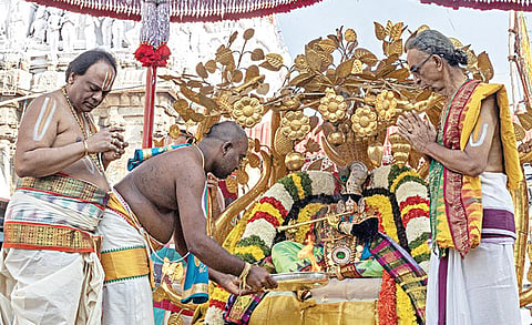திருச்சானூர் பத்மாவதி தாயார் கோயில் கார்த்திகை பிரம்மோற்சவத்தின் 4-ம் நாளான நேற்று கற்பக விருட்ச வாகனத்தில் ஸ்ரீகிருஷ்ணர் அலங்காரத்தில் எழுந்தருளிய தாயார்.