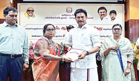 பொது நூலக இயக்ககம் சார்பில் நூலகர்களுக்கான டாக்டர் எஸ்.ஆர்.அரங்கநாதன் விருது வழங்கும் விழா, சென்னை அண்ணா நூற்றாண்டு நூலகத்தில் நேற்று நடைபெற்றது. இதில் பள்ளி கல்வி அமைச்சர் அன்பில் மகேஸ், துறை செயலர் பி.சந்திரமோகன் உள்ளிட்டோர் பங்கேற்றனர். | படம்: எஸ்.சத்தியசீலன் |