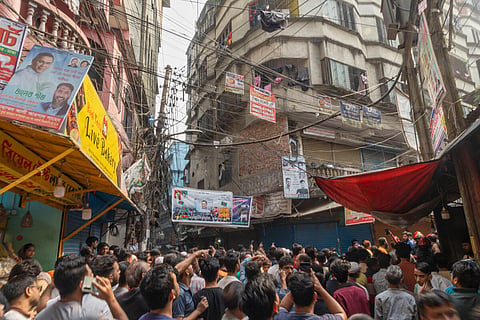 டாக்காவில் நிலநடுக்கத்தால் பாதிப்பு ஏற்பட்ட பகுதியில் பீதியடைந்த மக்கள்.