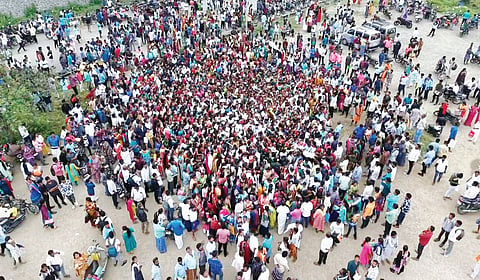 போச்சம்பள்ளி அருகே தனியார்  காலணி தயாரிக்கும் நிறுவனத்தில் 52 பணியிடத்துக்கு விண்ணப்பிக்க, ஒரே நேரத்தில் 2 ஆயிரத்துக்கும் மேற்பட்டவர்கள் திரண்டனர்.