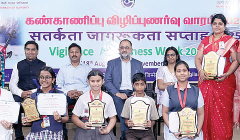 போட்டியில் வெற்றிபெற்ற மாணவர்கள் மற்றும் ஆசிரியர்களுடன் அதிகாரிகள்.