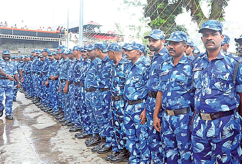 சபரிமலை ஐயப்பன் கோயிலில் நேற்று பாதுகாப்புக்குப் பொறுப்பேற்றுக் கொண்ட  மத்திய விரைவு அதிரடிப்படை குழுவினர்.