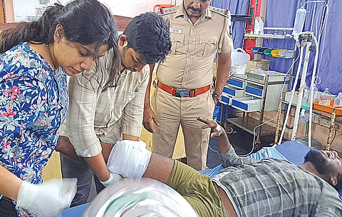 சிதம்​பரம் அரசு மருத்​து​வக் கல்​லூரி மருத்​து​வ​மனை​யில் சிகிச்சை பெறும் நவீன்.