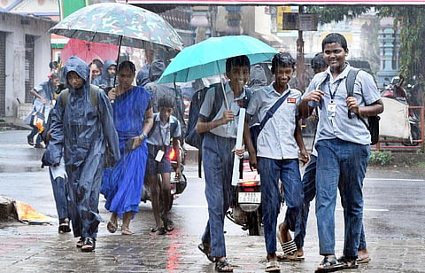 தொடர் கனமழை: எந்தெந்த மாவட்டங்களில் இன்று பள்ளிகளுக்கு விடுமுறை?