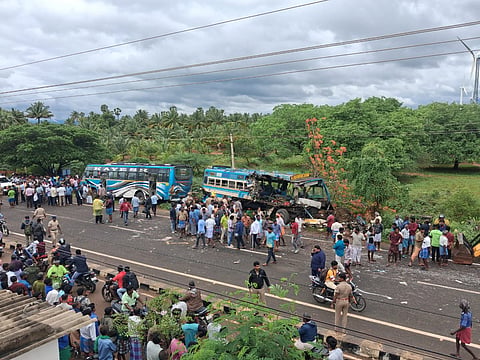 விபத்துக்குள்ளான தனியார் பேருந்துகள்
