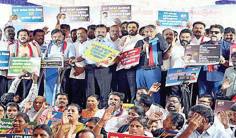 வாக்காளர் பட்டியல் சிறப்பு தீவிர திருத்தத்தைக் கண்டித்து விசிக சார்பில் கண்டன ஆர்ப்பாட்டம் எழும்பூர் ராஜரத்தினம் மைதானம் அருகே நேற்று நடைபெற்றது. இதில் விசிக தலைவர் திருமாவளவன், துணை பொதுச் செயலாளர் வன்னியரசு உள்ளிட்டோர் பங்கேற்றனர். | படம்: எஸ்.சத்தியசீலன் |