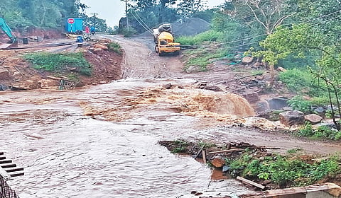 சித்தேரி ஊராட்சி கலசப்பாடி உள்ளி்ட்ட 9 மலைக்கிராமங் களுக்கு செல்லும் சாலையின் குறுக்கே காட்டாற்றில் வெள்ளம் பெருக்கெடுத்து ஓடுவதால் 3-வது நாளாக போக்குவரத்து முற்றிலும் துண்டிக்கப்பட்டுள்ளது.                              