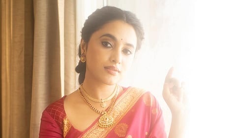 சிவப்பில் ஈர்ப்பு... நடிகை பிரியங்கா மோகன் க்ளிக்ஸ்! 