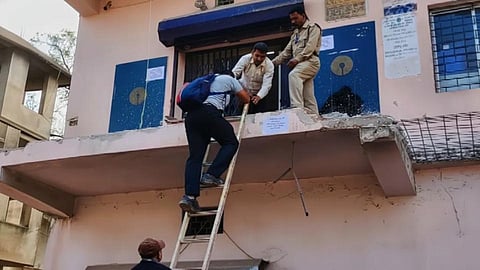மாடியில் உள்ள எஸ்பிஐ வங்கிக்கு செல்ல ஏணியை பயன்படுத்தும் வாடிக்கையாளர்கள்: சமூக வலைதளங்களில் வீடியோ வைரல்