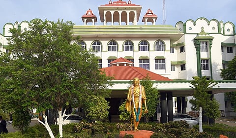 தஞ்சை மாநகராட்சி முன்னாள் ஆணையர் உட்பட 4 பேர் மீது வழக்கு